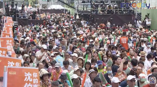 ▲▼民進黨台北市長參選人沈伯洋競選總部成立，在活動開始前已有眾多民眾聚集空拍照。（圖／翻攝ETtoday新聞雲直播）