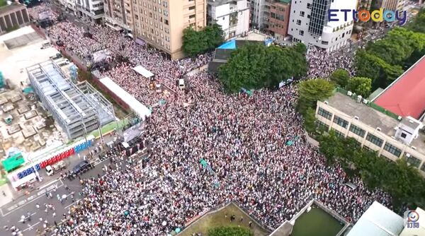▲▼民進黨台北市長參選人沈伯洋競選總部成立,在活動開始前已有眾多民眾聚集空拍照。(圖/翻攝ETtoday新聞雲直播)