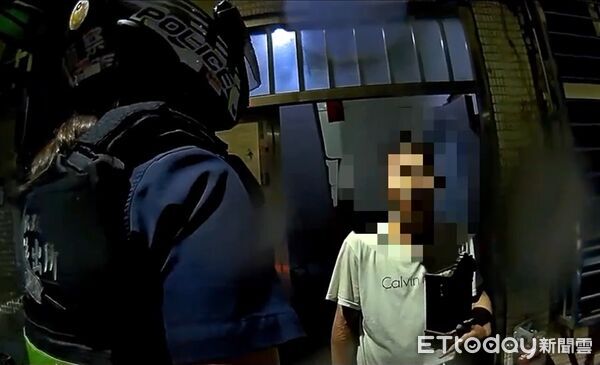 淡水男半裸持鐮刀當街咆哮 男大生騎車經過遭噴辣椒水