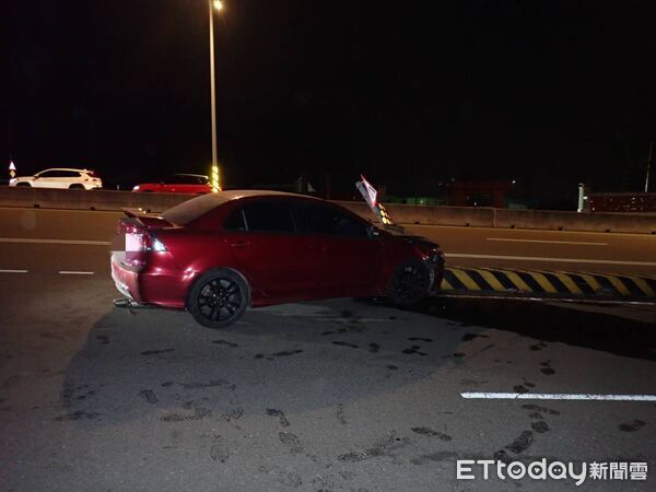▲▼台中男子邊開車邊打瞌睡，衝上分隔島撞歪交通指示牌。（圖／民眾提供，下同）