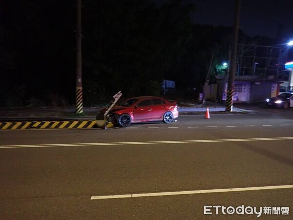 ▲▼台中男子邊開車邊打瞌睡，衝上分隔島撞歪交通指示牌。（圖／民眾提供，下同）