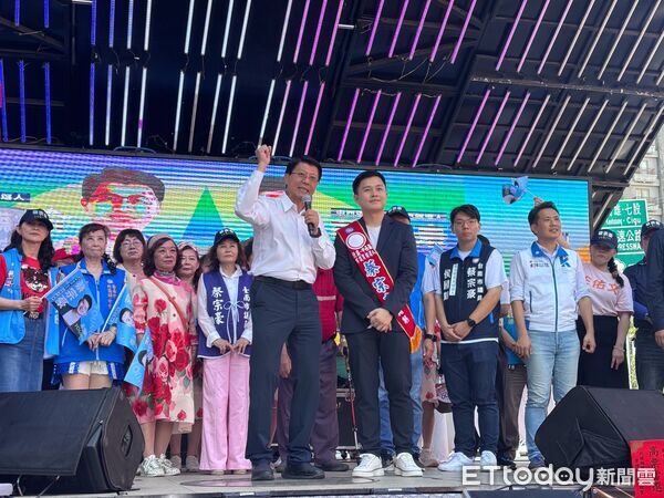 ▲蔡宗豪競選總部成立，台南市長參選人謝龍介、前立委陳以信到場力挺，呼籲鄉親支援蔡宗豪連任。（記者林東良翻攝，下同）