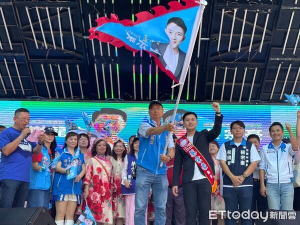▲蔡宗豪競選總部成立，台南市長參選人謝龍介、前立委陳以信到場力挺，呼籲鄉親支援蔡宗豪連任。（記者林東良翻攝，下同）