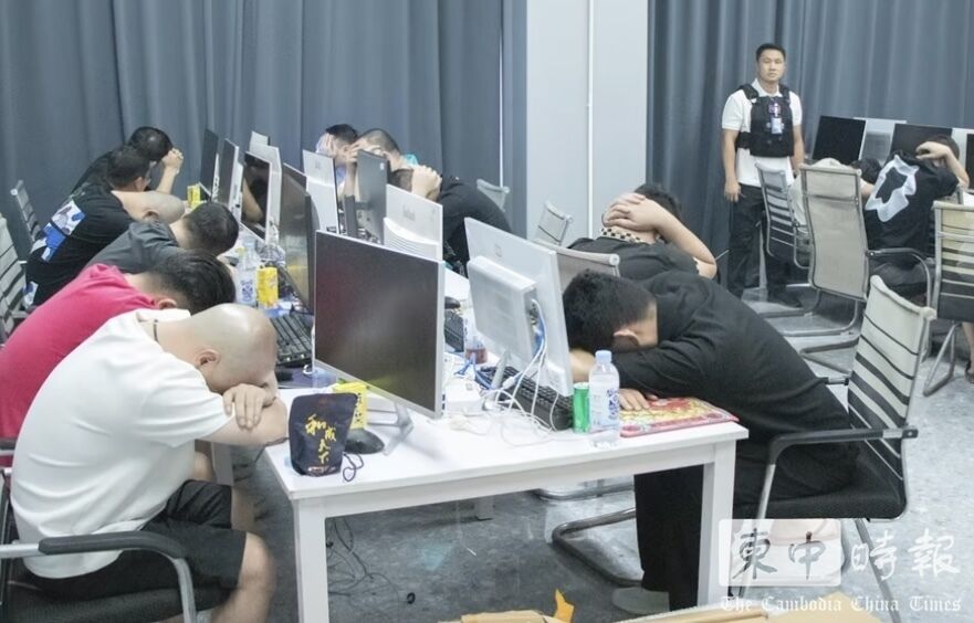 驚見3台灣人！ 柬埔寨警突襲詐騙基地「逮捕44人」畫面曝