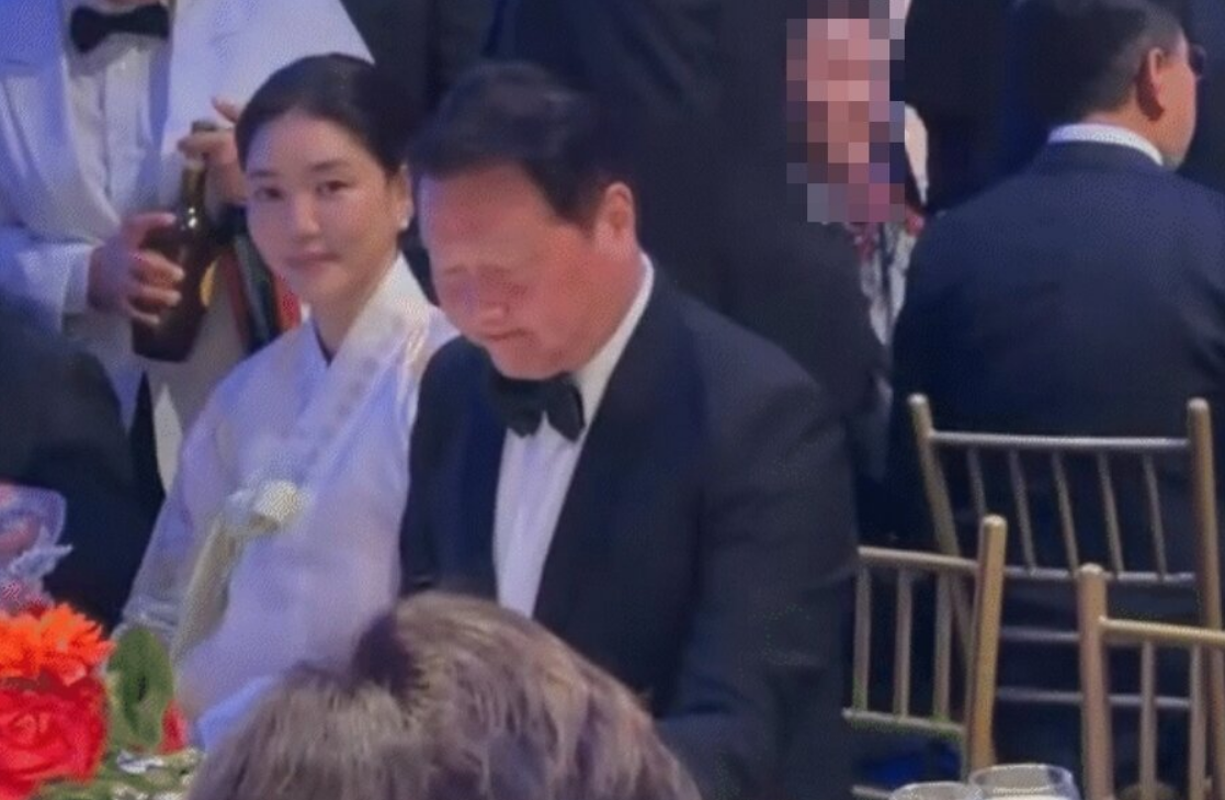 小三扶正！韓SK集團會長崔泰源攜「外遇對象」現身 才剛打完官司