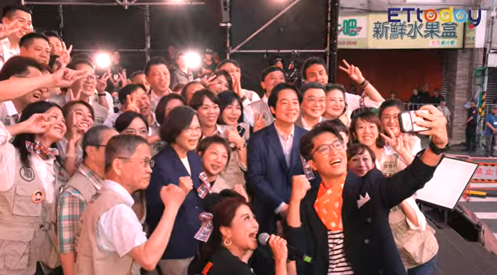 ▲▼蔡英文、賴清德合體沈伯洋、台北隊自拍。（圖／翻攝自ETtoday新聞雲直播）