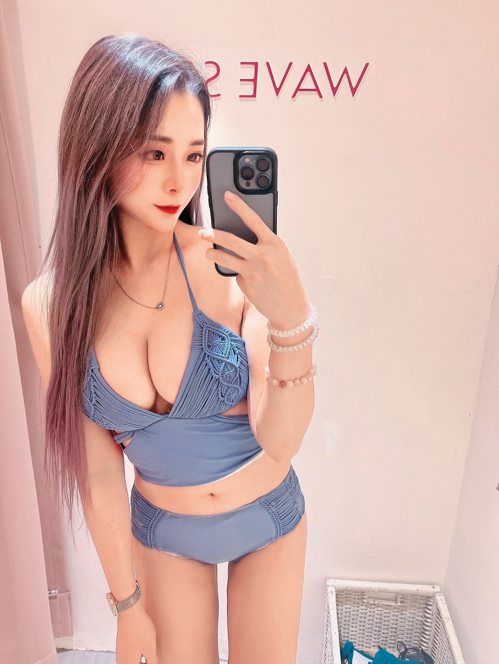 李女常在網路秀出傲人上圍、修長美腿，也會分享穿戴精品衣物等奢華配件的照片。（翻攝當事人IG）