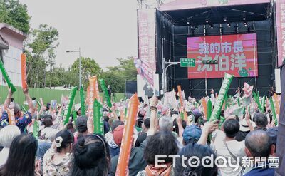 快訊／現場宣布超過十萬人　沈伯洋競總造勢一路塞到中山南路