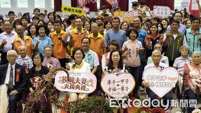 屏東市19對夫妻牽手60年！重披浪漫氛圍　重溫踏上紅毯喜悅