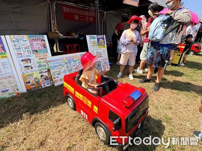 坐上小小消防車! 台南幸福嘉年華親子玩遊戲學防災