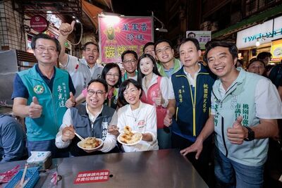 黃世杰揪「學姐」蘇巧慧桃園夜市掃街　發表雙城四大政見