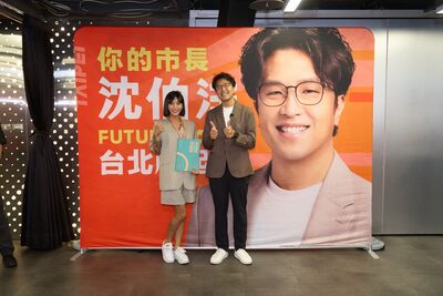沈伯洋後援會顧問「驚見國光女神」!0偽裝現身造勢…秀VIP貴賓證