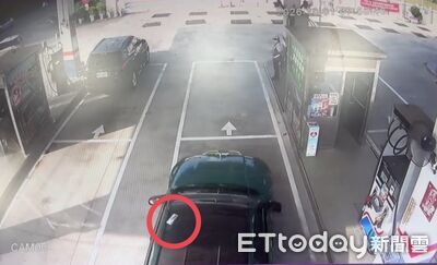 20萬放車頂開上國道!屏東男驚覺掉錢 警冒雨6小時尋回