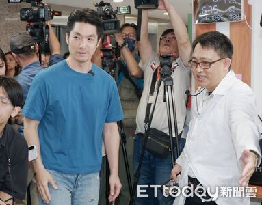 太操勞？　蔣萬安受訪6度清喉嚨、聲音沙啞：沈伯洋要給什麼毒
