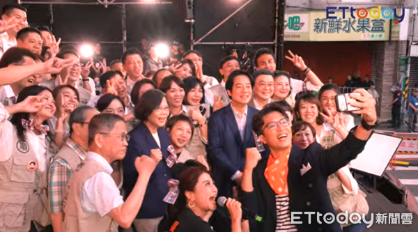 ▲▼蔡英文、賴清德合體沈伯洋、台北隊自拍。（圖／翻攝自ETtoday新聞雲直播）