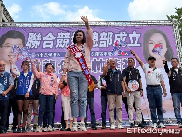 ▲馬以南到場力挺，親自為尋求五連任的台南市議員林燕祝披上彩帶。（記者林東良翻攝，下同）