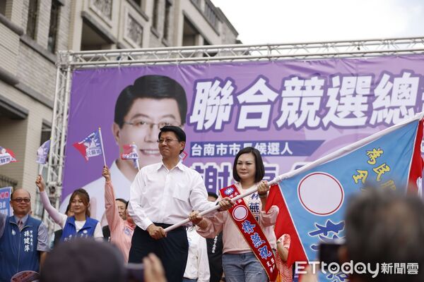 ▲馬以南到場力挺，親自為尋求五連任的台南市議員林燕祝披上彩帶。（記者林東良翻攝，下同）