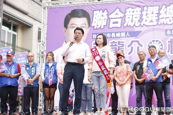 ▲馬以南到場力挺，親自為尋求五連任的台南市議員林燕祝披上彩帶。（記者林東良翻攝，下同）