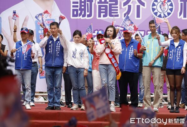 ▲馬以南到場力挺，親自為尋求五連任的台南市議員林燕祝披上彩帶。（記者林東良翻攝，下同）