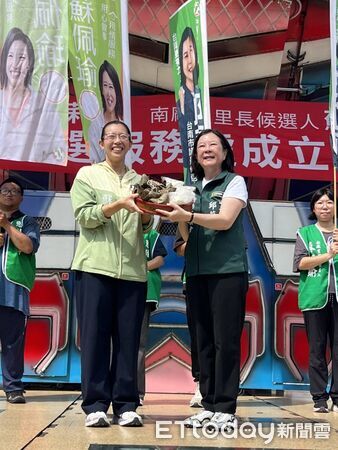 ▲蘇佩瑜與台南市議長邱莉莉成立聯合競選服務處，立委林俊憲及多名市議員到場支援。（記者林東良翻攝，下同）