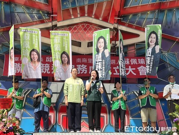 ▲蘇佩瑜與台南市議長邱莉莉成立聯合競選服務處，立委林俊憲及多名市議員到場支援。（記者林東良翻攝，下同）
