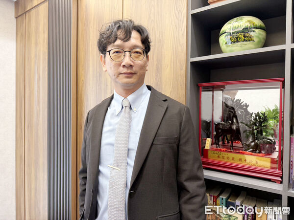 ▲前雲林地檢署主任檢察官朱啓仁轉任律師，今（4）日舉行承衡法律事務所開幕儀式，盼將18年司法實務經驗轉化為法律服務，協助更多民眾維護權益。（圖／記者游瓊華攝）