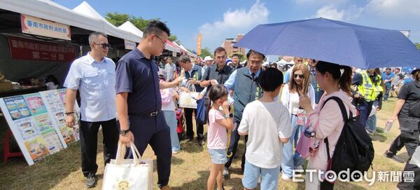 ▲台南幸福嘉年華設定「小小消防車」體驗，讓孩子化身小小消防員，在歡樂中認識消防工作。（記者林東良翻攝，下同）