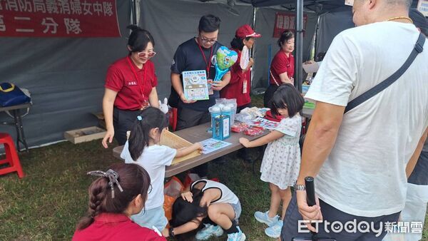 ▲台南幸福嘉年華設定「小小消防車」體驗，讓孩子化身小小消防員，在歡樂中認識消防工作。（記者林東良翻攝，下同）