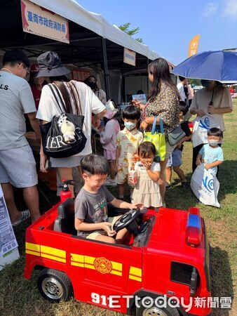 ▲台南幸福嘉年華設定「小小消防車」體驗，讓孩子化身小小消防員，在歡樂中認識消防工作。（記者林東良翻攝，下同）