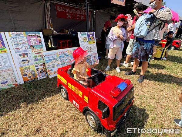 ▲台南幸福嘉年華設定「小小消防車」體驗，讓孩子化身小小消防員，在歡樂中認識消防工作。（記者林東良翻攝，下同）