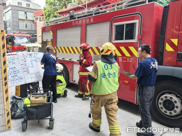 ▲基隆消防強化地下停車場救災 實兵演練提升搜救滅火戰力。（圖／記者郭世賢翻攝）