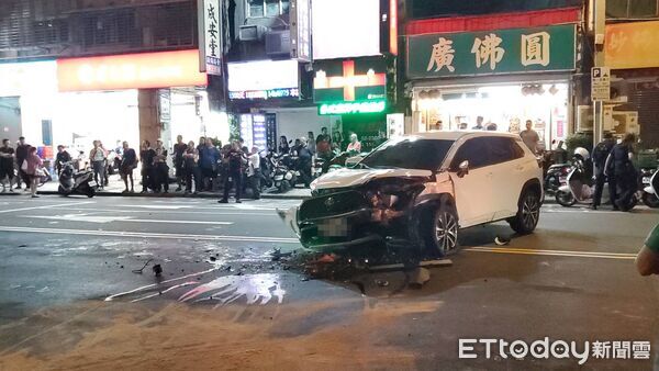 ▲▼北市萬華西園路一段晚間發生2車追撞，現場共有7人受傷。（圖／記者黃彥傑攝）