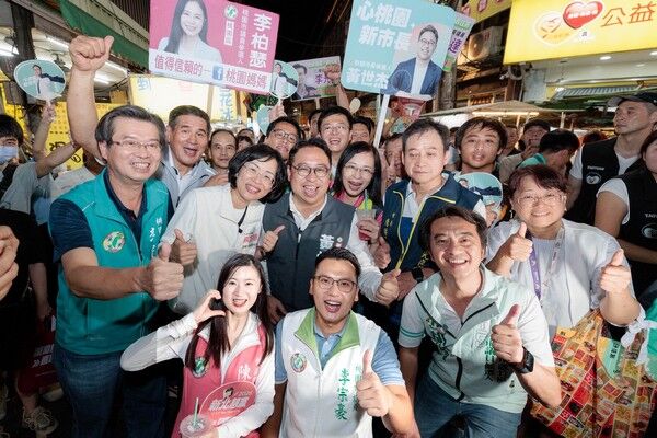 ▲黃世杰揪「學姐」蘇巧慧桃園夜市掃街