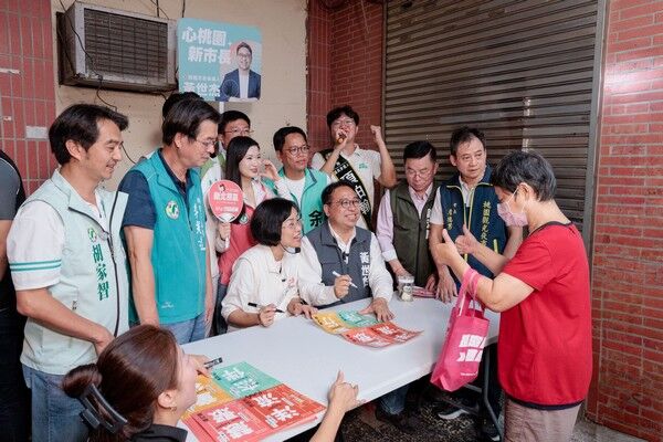 黃世杰揪「學姐」蘇巧慧桃園夜市掃街 發表雙城四大政見
