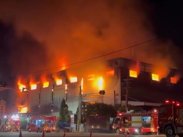 快訊／台南廠房深夜全面燃燒！ 廢棄橡膠陷火海「越燒越猛」