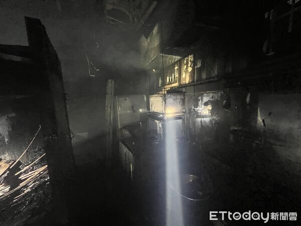 新竹深夜火警「屋內一片焦黑」！消防員急衝現場救5人