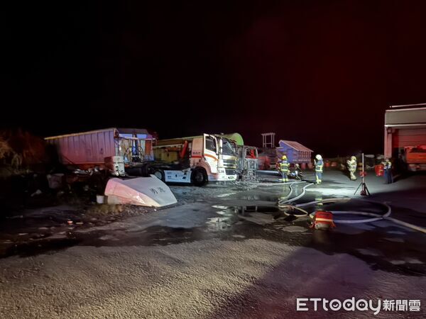 ▲▼停車空地內一輛砂石車不明起火，猛烈火勢波及停於旁邊另一砂石車。（圖／記者游芳男翻攝，下同）