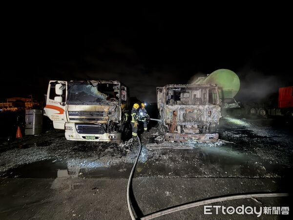 ▲▼停車空地內一輛砂石車不明起火，猛烈火勢波及停於旁邊另一砂石車。（圖／記者游芳男翻攝，下同）