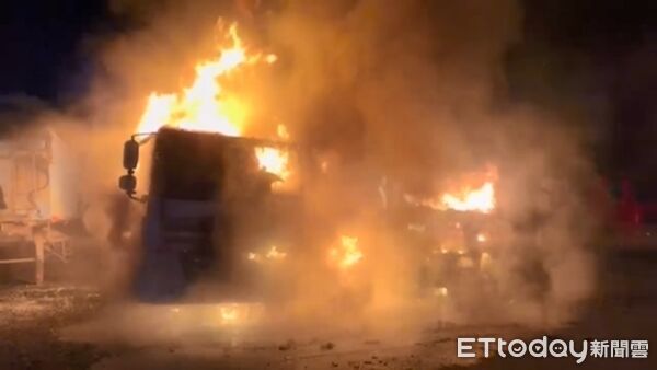 ▲▼停車空地內一輛砂石車不明起火，猛烈火勢波及停於旁邊另一砂石車。（圖／記者游芳男翻攝，下同）