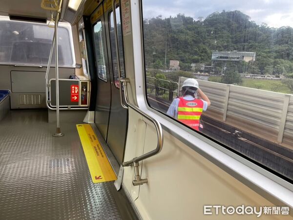 快訊／北捷文湖線今早異常　列車急煞卡軌道。（圖／讀者提供）
