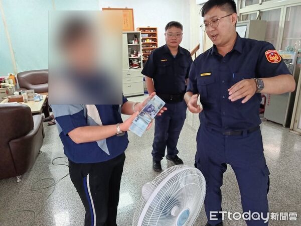 ▲東港警方找回20萬現金。（圖／記者陳崑福翻攝）