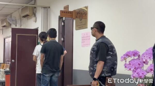 ▲死者母親到殯儀館進行複驗，整個人情緒仍然激動             。（圖／記者陳宏瑞攝）