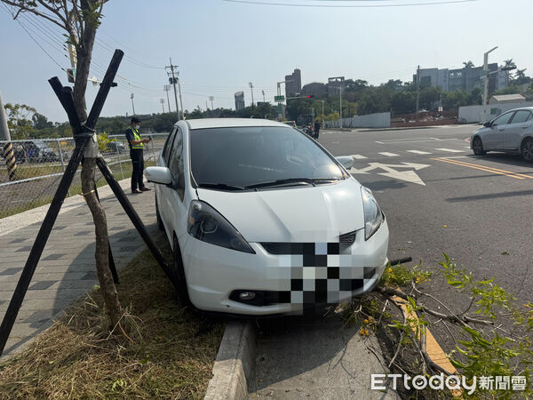 ▲▼嘉義市東區光彩街與新生路口救護車撞小客車（圖／記者翁伊森翻攝）