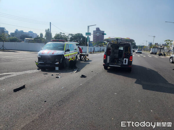 ▲▼嘉義市東區光彩街與新生路口救護車撞小客車（圖／記者翁伊森翻攝）