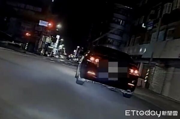 ▲毒駕男深夜未開大燈，聽聞警笛聲拒檢逃逸。（圖／中壢警分局提供）