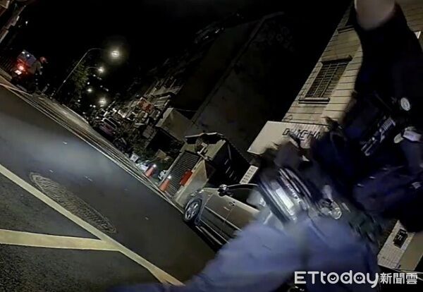 ▲▼沿途闖紅燈、逆向等多項違規，警方運用攔截圍捕戰術將車輛攔停，並拉開車門逮人。（圖／中壢警分局提供）