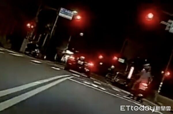 ▲▼沿途闖紅燈、逆向等多項違規，警方運用攔截圍捕戰術將車輛攔停，並拉開車門逮人。（圖／中壢警分局提供）