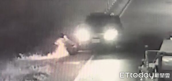▲台南市東區巴克禮公園周邊道路發生自小客車追撞機車事故，造成76歲張姓騎士擦傷，肇事駕駛逃逸，警方正追查中。（記者林東良翻攝，下同）
