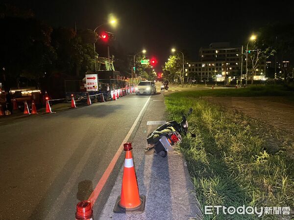 ▲台南市東區巴克禮公園周邊道路發生自小客車追撞機車事故，造成76歲張姓騎士擦傷，肇事駕駛逃逸，警方正追查中。（記者林東良翻攝，下同）