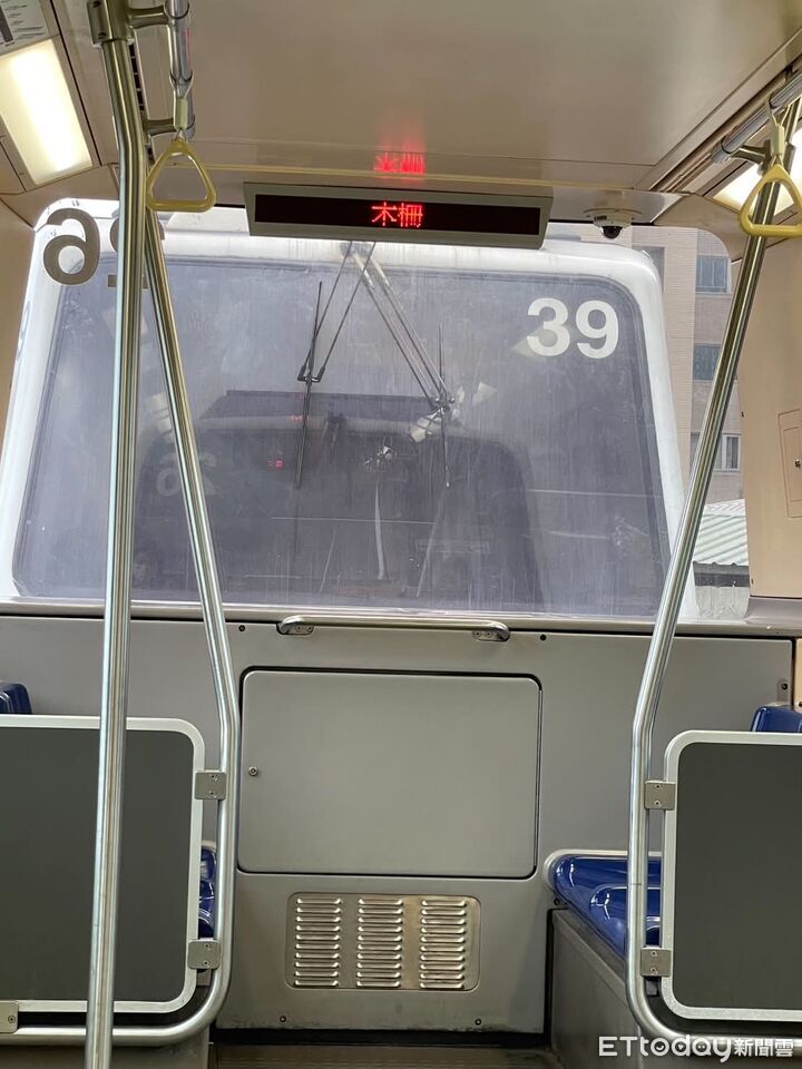 快訊／北捷文湖線今早異常　列車急煞卡軌道。（圖／讀者提供）